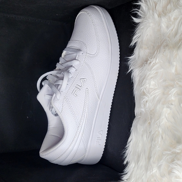 #80 Fila Women's White Sneakers - Picture 1 of 5